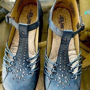 New without tags.size 9.5 blue JBU sandals